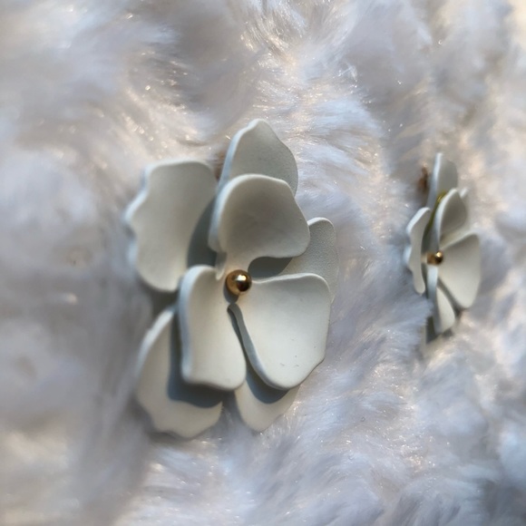 White Flower Stud Earrings - Picture 2 of 5